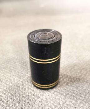 Колпачок полимерный Гуала 59мм, золотые кольца, черный